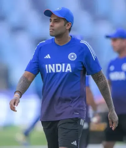 कंधे पर रखा हाथ, फिर लगाया गले! सूर्यकुमार ने शोकाकुल वेलालेज को सांत्वना दी