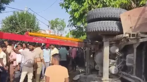 कन्नौज में अनियंत्रित ट्रक पलटा, दो की जीवन की गई बलि