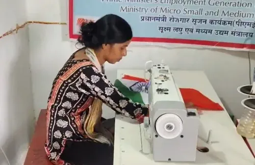 कानपुर देहात: 96 स्वयं सहायता समूहों की 360 महिलाएं बना रही हैं 3 लाख तिरंगे, 'हर घर तिरंगा' को मिली नई ताकत