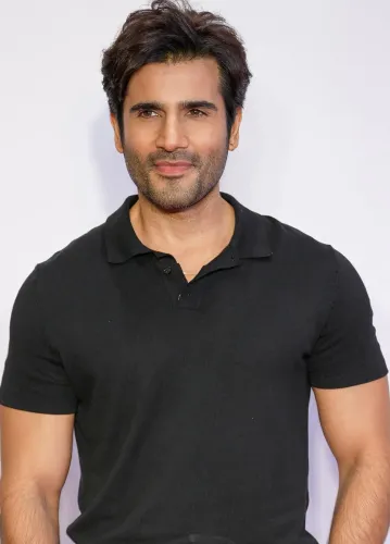 Karan Tacker warns fans of fake manager scam, shares contact numbers