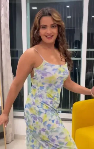 क्या 'करधनिया' पर नीलम गिरी ने डांस का तड़का लगाकर फैंस का दिल जीत लिया?