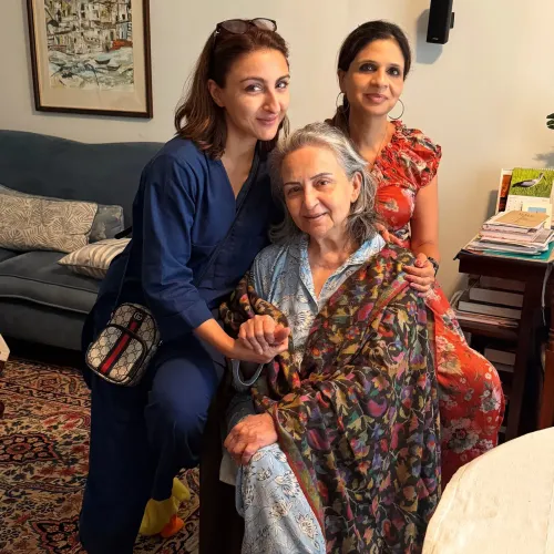 Kareena Kapoor reacts to Soha Ali Khan's pic with Sharmila Tagore
