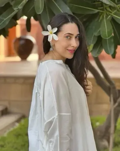 Karisma Kapoor recalls Shahid Kapoor dancing behind her in 'Le Gayi'