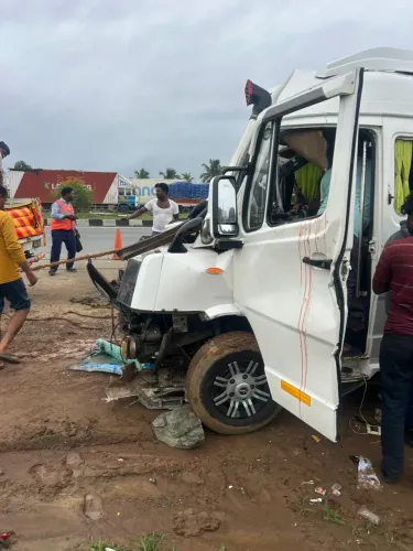 हावेरी सड़क हादसा: NH-48 पर ट्रैवलर-लॉरी टक्कर में एक परिवार के 17 लोग घायल, 5 गंभीर