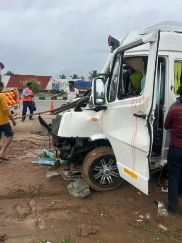 हावेरी सड़क हादसा: NH-48 पर ट्रैवलर-लॉरी टक्कर में एक परिवार के 17 लोग घायल, 5 गंभीर