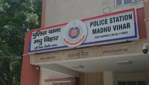 करोल बाग में 10,650 नकली यूएनओ मिंडा स्विच बरामद, तीन थोक व्यापारी गिरफ्तार