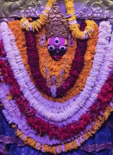 काशी के इस प्राचीन मंदिर में विराजती हैं मां महिषासुर मर्दिनी, दिन में तीन बार बदलता है 'स्वप्नेश्वरी' का रुप
