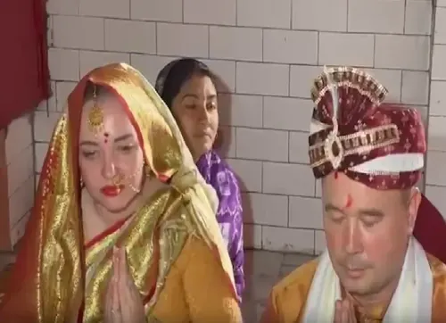 क्या काशी में दूसरी बार शादी करने आया रूसी कपल भारतीय संस्कृति और हिंदू रीति-रिवाजों से प्रभावित है?