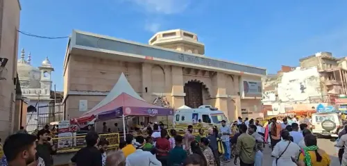 काशी विश्वनाथ मंदिर के बाहर PAC जवान की कार्बाइन से गोली, वाराणसी में तीन फूलमाला विक्रेता घायल