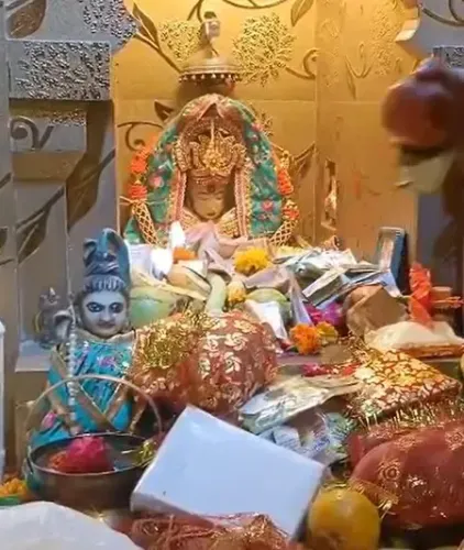 काशीपुर: प्राचीन शीतला मंदिर में उमड़ी श्रद्धालुओं की भीड़, बसौड़ा पर्व पर भक्तों ने किए दर्शन 