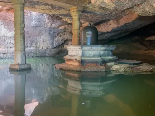 क्या केदारेश्वर गुफा मंदिर दुनिया के अंत का प्रतीक है, यहां कलयुग का आखिरी स्तंभ भी मौजूद है?