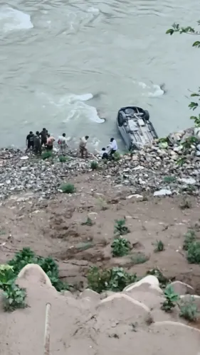 Kedarnath-bound SUV plunges 50m in Rudraprayag; all five pilgrims rescued