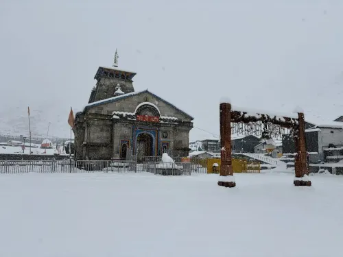 केदारनाथ धाम में मौसम में अचानक परिवर्तन, बर्फबारी जारी