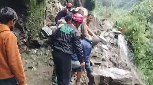 केदारनाथ पैदल मार्ग पर बोल्डर-मलबा गिरा, गौरीकुण्ड के पास यात्रा रोकी; SDRF टीमें मौके पर