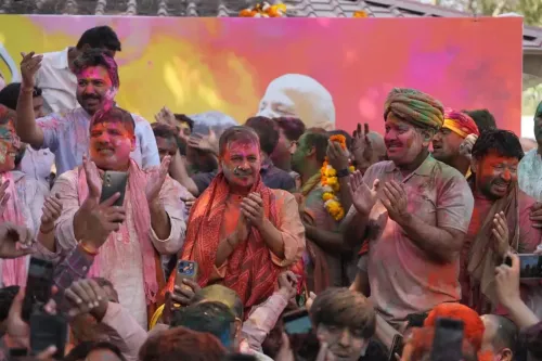 Kejriwal Marks 'Kattar Imaandar Holi' at Sisodia's Home, Critiques BJP on Liquor Issues