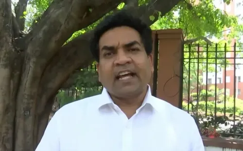 कपिल मिश्रा का केजरीवाल पर हमला: केवल भ्रष्टाचारी ही रह सकते हैं साथ