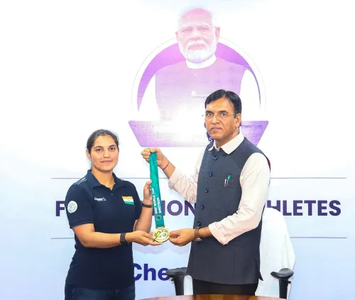 ईशा सिंह और नीरू ढांडा को खेल मंत्री मांडविया ने किया सम्मानित, ISSF वर्ल्ड कप गोल्ड की उपलब्धि पर मिला प्रोत्साहन