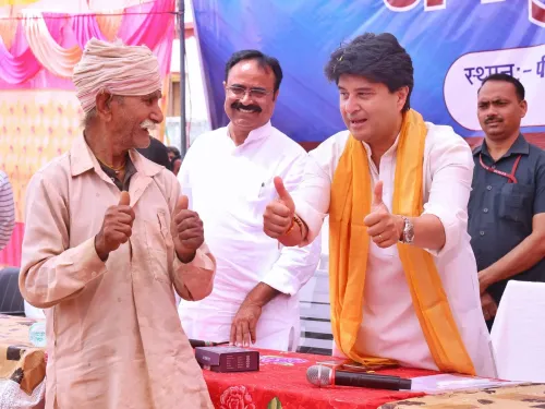 गुना सांसद सिंधिया ने कचनार में जनसुनवाई के दौरान शिकायतों का त्वरित समाधान किया