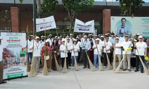 'स्वच्छता ही सेवा 2026': स्वास्थ्य मंत्रालय का श्रमदान, डॉ. राजीव बहल के नेतृत्व में कर्तव्य भवन की सफाई