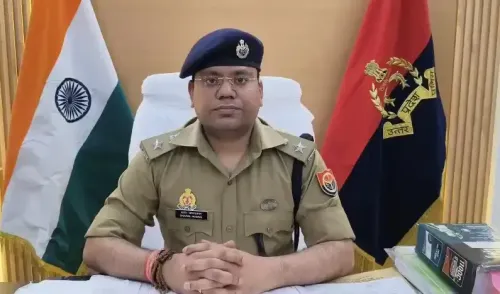 गाज़ियाबाद : खेत में घायल मासूम की मौत, पड़ोसी युवक ने टॉफी दिलाने के बहाने किया था अपहरण