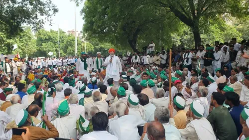 गौतम बुद्ध नगर में किसान महापंचायत: राकेश टिकैत बोले — तीनों प्राधिकरणों के बाहर डटे रहेंगे किसान