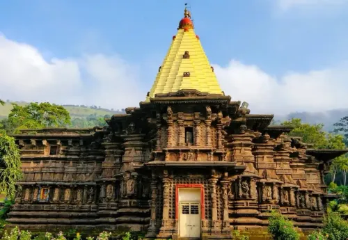 कोल्हापुर महालक्ष्मी मंदिर में दीपावली परंपरा: शिखर पर जलती है अखंड मशाल, कार्तिक मास तक रहती है प्रज्वलित