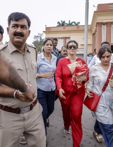 काजोल ने कोलकाता के दक्षिणेश्वर काली मंदिर में टेका माथा, 'मां' फिल्म से पहले लिया देवी का आशीर्वाद