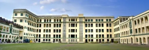क्या कोलकाता लॉ कॉलेज बलात्कार मामले में पीड़िता का नया कॉलेज में स्थानांतरण हुआ?
