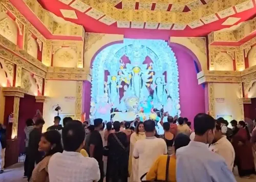 कोलकाता में महासप्तमी पर दुर्गा पूजा उत्सव, पंडालों में उमड़ी लाखों भक्तों की भीड़