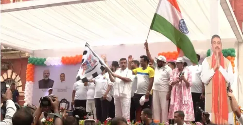 'दौड़ से ध्यान' मैराथन: कोलकाता में CM सुवेंदु अधिकारी ने दिखाई हरी झंडी, योग दिवस से पहले फिटनेस का संदेश