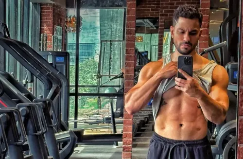 Did Kunal Kemmu Just Reveal His Impressive Physique?