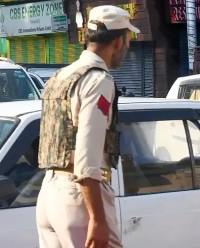 कुपवाड़ा पुलिस का 'नशा मुक्त अभियान': तस्करों पर लुक आउट नोटिस, आधार-पासपोर्ट ब्लॉक