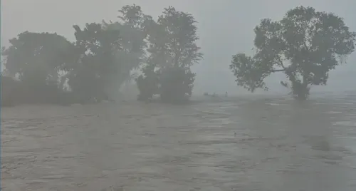कुशीनगर में नारायणी नदी का तटबंध टूटा, दो दर्जन गांवों पर बाढ़ का खतरा; CM योगी ने दिए राहत के निर्देश