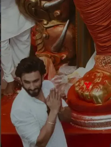 लालबागचा राजा के दरबार में सितारों की भीड़: रणवीर सिंह, रितेश-जेनेलिया और दिशा वकानी ने लिया बप्पा का आशीर्वाद