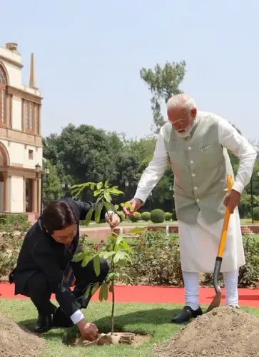 दिल्ली में 'एक पेड़ मां के नाम' अभियान के तहत पीएम मोदी और राष्ट्रपति ली ने किया पौधरोपण