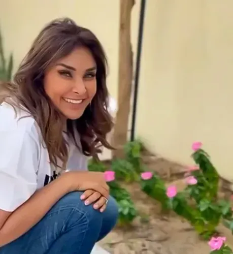 Lisa Ray at 54: '70s folk, old skinny jeans, no Taylor Swift'