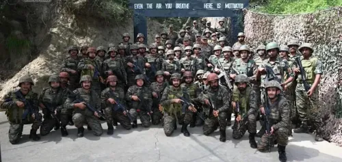 एलओसी के पास सुंदरबनी सेक्टर में उत्तरी कमान प्रमुख लेफ्टिनेंट जनरल प्रतीक शर्मा का दौरा, ऑपरेशनल तैयारियों की समीक्षा