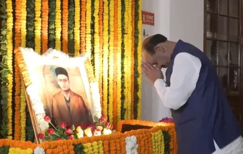 वीर सावरकर जयंती पर लोकसभा अध्यक्ष ओम बिरला ने संसद में अर्पित की पुष्पांजलि, कहा — युवाओं में जगाई देशभक्ति की अलख