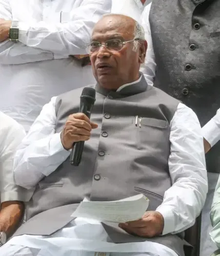 'लोकतंत्र के लिए अहम है मतदाता सूची संशोधन पर चर्चा', खड़गे ने राज्यसभा के उपसभापति को लिखा पत्र