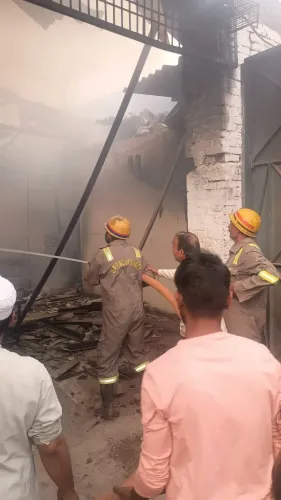 लोनी के आर्य नगर इंडस्ट्रियल एरिया में फैक्ट्री में आग की घटना, दमकल की तत्परता से टला बड़ा संकट