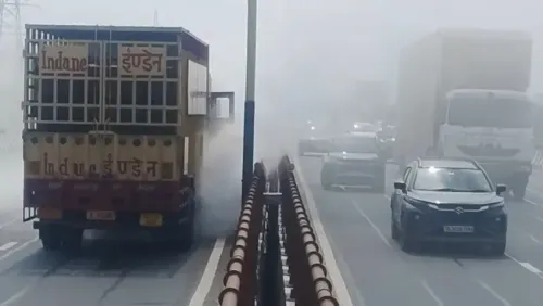 नोएडा एलिवेटेड रोड पर LPG ट्रक में आग, दमकल टीम ने समय रहते बुझाई; बड़ा हादसा टला