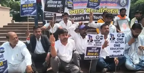 'एक देश, एक शिक्षा' की मांग: लखनऊ में अपनी जनता पार्टी का परिवर्तन चौक पर प्रदर्शन