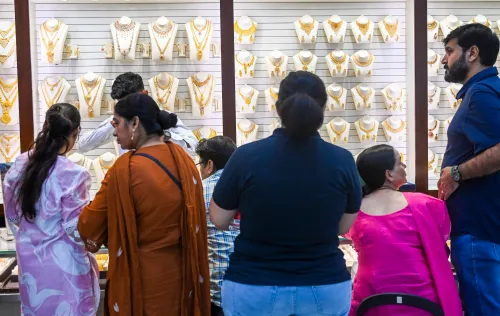 क्या लखनऊ में महिला कर्मचारी ने ज्वेलरी स्टोर से ढाई किलो सोना चुराया और अपने लोन का भुगतान किया?