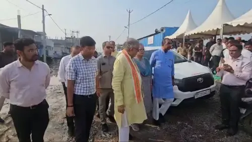 लखनऊ बाढ़: मंत्री सुरेश खन्ना और मेयर सुषमा खर्कवाल ने गोमती किनारे प्रभावित इलाकों का निरीक्षण किया
