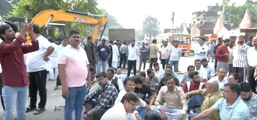 लखनऊ कचहरी में 200+ अवैध चैंबर तोड़े, हाईकोर्ट के आदेश पर बुलडोजर; 2,000 वकील सड़क पर