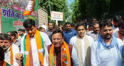 लखनऊ में BJP का कांग्रेस मुख्यालय घेराव मार्च, पुलिस ने बैरिकेड लगाकर रोका; धक्का-मुक्की