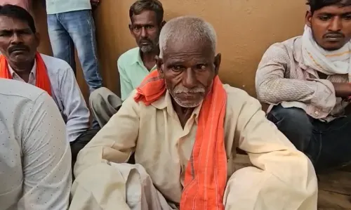 क्या लखनऊ में मंदिर की पार्किंग में दलित बुजुर्ग के साथ हुई अमानवीयता?