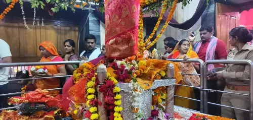 महाअष्टमी पर मां अलोपशंकरी शक्तिपीठ में उमड़े लाखों श्रद्धालु, भोर से देर रात तक दर्शन-पूजन