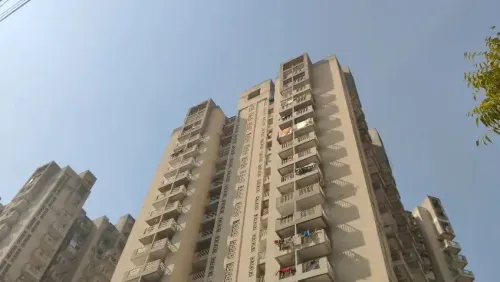 ग्रेटर नोएडा: मां पर चाकू से हमले के बाद 21 वर्षीय सागर यादव ने 5वीं मंजिल से लगाई छलांग, मौत