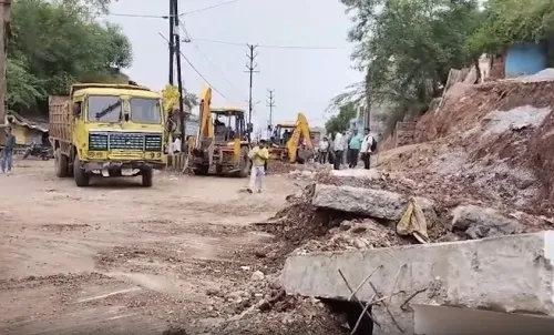 ग्वालियर में नगर निगम की रिटेनिंग वॉल ढही, मलबे में दबी महिला सपना की मौत, दो घायल